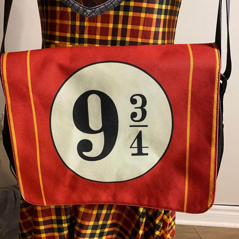 BRAND NEW Harry Potter 9 3/4 messenger bag